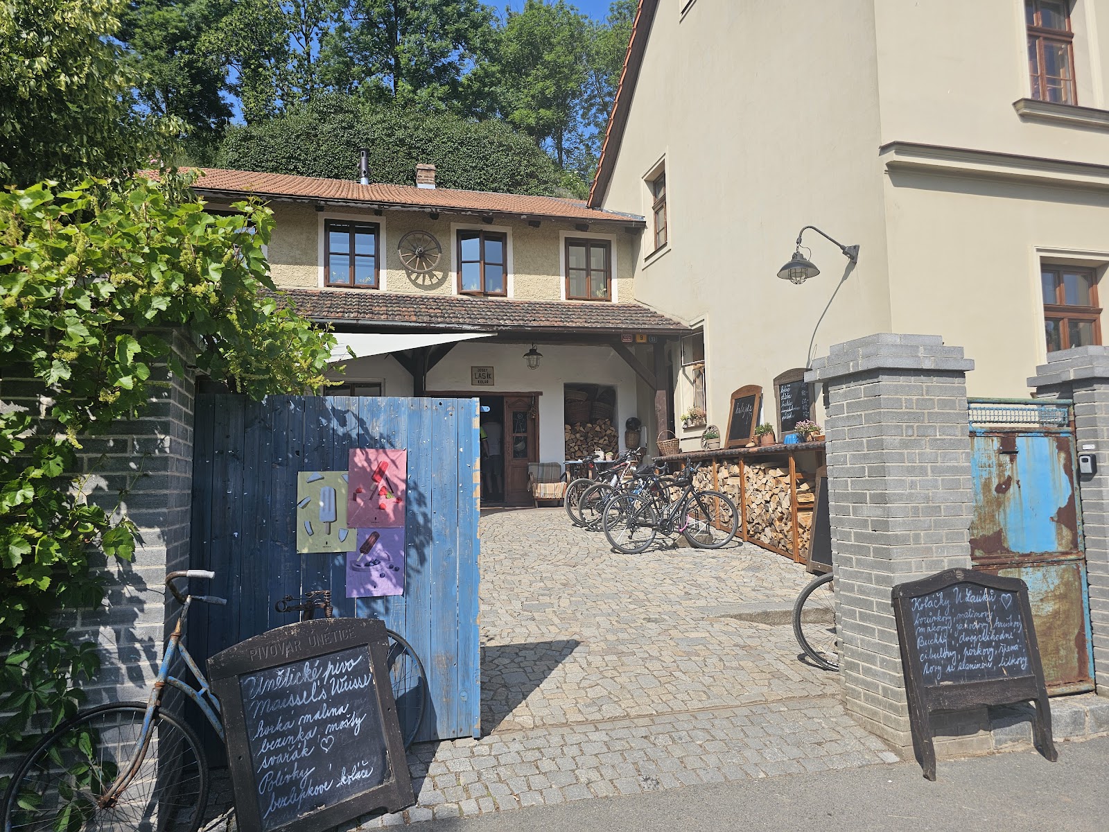 Vstup na dvůr bistra U Lasíků